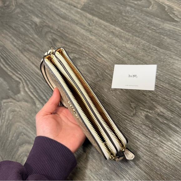 |SOLD| coach double corner zip wristlet wallet - Picture 4 of 4